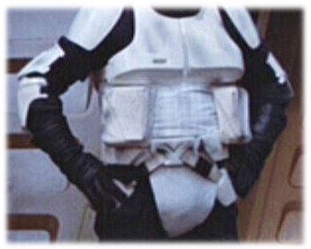 Screencaptured image of the scout trooper mid section, highlighting the cummerbund and pouches.